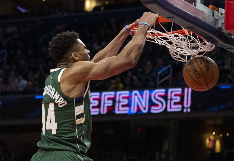 밀워키 벅스의 포워드 지아니스 아데토쿤보위저즈를 상대한 NBA 경기에서 덩크슛을 시도하고 있다.