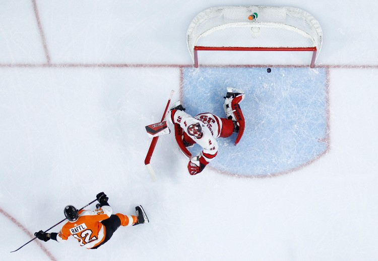 필라델피아의 마이클 라플(Michael Raffl)이 지난 5일 홈에서 캐롤라이나의 골텐더 알렉스 네델이코비치(Alex Nedeljkovic)의 빈틈을 노려 골을 성공시키고 있다.