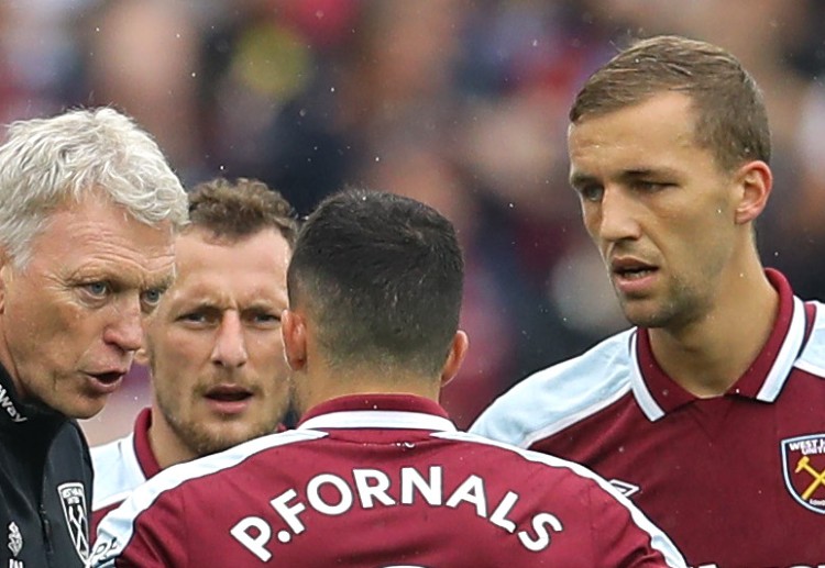 Premier League: West Ham chủ động phòng ngự số đông để quyết tâm giữ vững hàng phòng ngự.