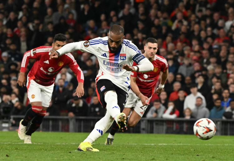 欧洲联赛 拉卡泽特通过点球破门,一度将里昂的领先优势扩大到4比2。