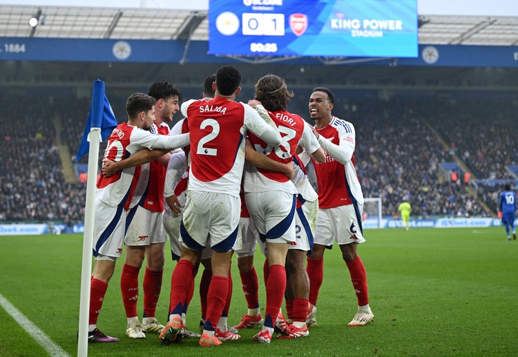 အာဆင်နယ်ဟာ ပရီးမီးယားလိဂ် အမှတ်ပေးဇယား အဆင့် ၂ နေရာမှာ ရပ်တည်နေပြီးတော့ ဇယားထိပ်က လစ်ဗာပူးလ်နဲ့ ၁၃ မှတ် ပြတ်နေပါတယ်။