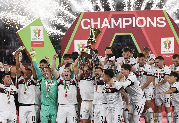 ၂၀၂၄–၂၀၂၅ ဘောလုံးရာသီ စီးရီးအေ မှာတော့ နာပိုလီနဲ့ အင်တာမီလန် တို့ရဲ့ နောက်ဆုံး ပွဲစဉ် အထိ ချန်ပီယံဆု လုခဲ့ကြရပြီး ဂျူဗင်တပ်စ်၊ ရိုးမား၊ ဖီအိုရင်တီးနားနဲ့ လာဇီယို တို့ ဥရောပ ဝင်ခွင့် အတွက် ပြိုင်ဆိုင်ခဲ့ကြရပါတယ်။