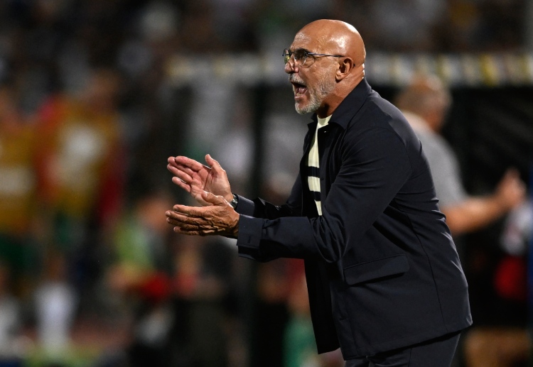 루이스 데 라 푸엔테 감독이 스페인의 월드컵 2026 예선 불가리아 전 도중 더그아웃에서 지시를 내리고 있다.