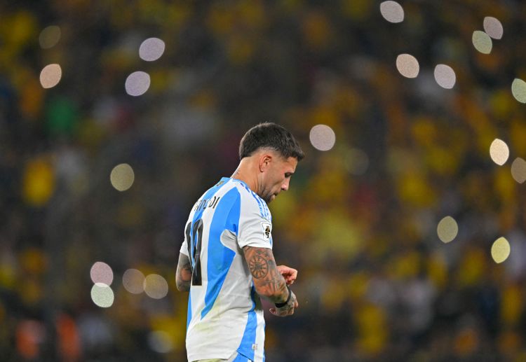 世界杯预选赛 阿根廷因奥塔门迪的红牌被迫以十人应战,比赛形势不利。